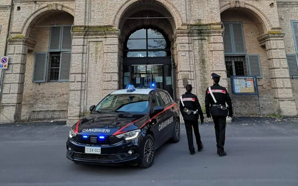 PICCHIA E MINACCIA LA MADRE PER LA DROGA