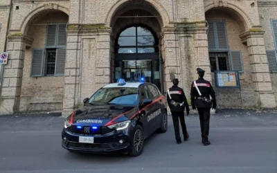 PICCHIA E MINACCIA LA MADRE PER LA DROGA