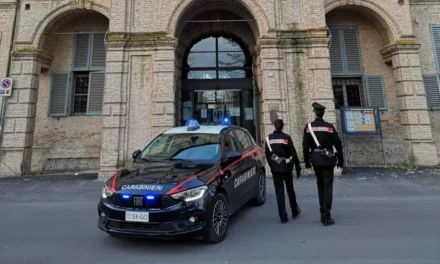 PICCHIA E MINACCIA LA MADRE PER LA DROGA