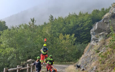 30ENNE DI CIVAGO SCIVOLA IN UN CANALONE, SALVATO