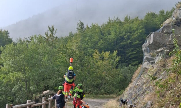 30ENNE DI CIVAGO SCIVOLA IN UN CANALONE, SALVATO