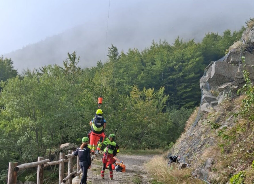30ENNE DI CIVAGO SCIVOLA IN UN CANALONE, SALVATO