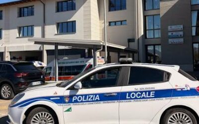SI FINGE AGENTE DI POLIZIA LOCALE, DENUNCIATA