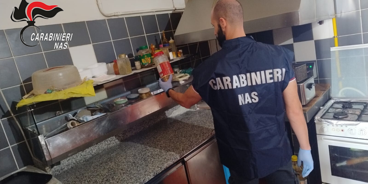 LOCALI SPORCHI E CIBO SCADUTO, SANZIONI A REGGIO