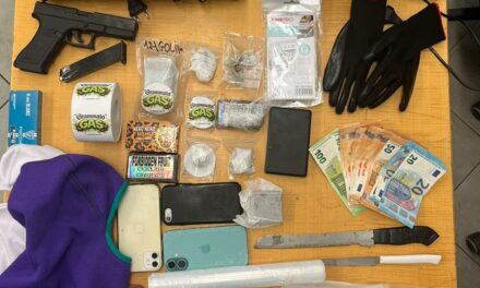 TENTA DI NASCONDERE IL BORSELLO CON LA DROGA, ARRESTATO