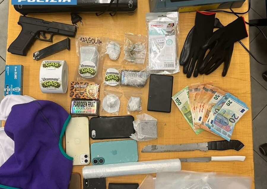 TENTA DI NASCONDERE IL BORSELLO CON LA DROGA, ARRESTATO