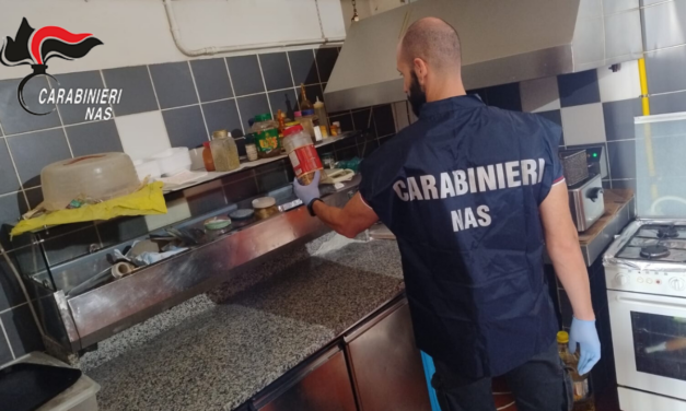 LOCALI SPORCHI E CIBO SCADUTO, SANZIONI A REGGIO