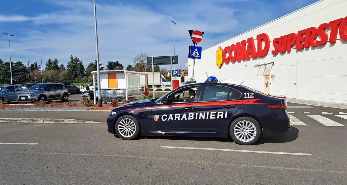 UN ALTRO FURTO NEL PARCHEGGIO DI UN SUPERMERCATO