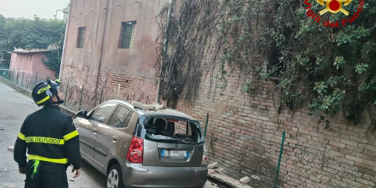 BAGNOLO, CROLLA COPERTURA, AUTO DANNEGGIATA