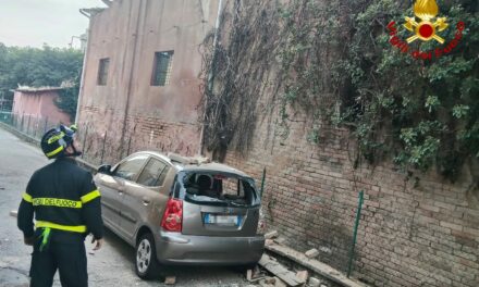 BAGNOLO, CROLLA COPERTURA, AUTO DANNEGGIATA