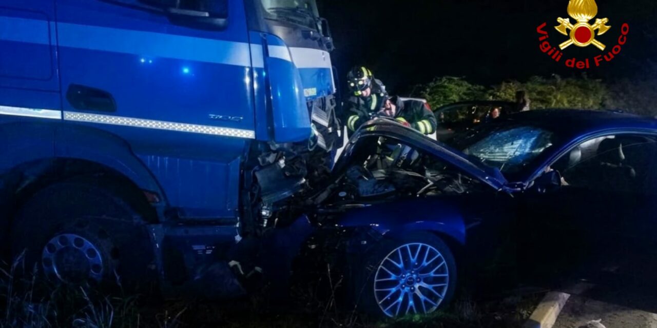 SCHIANTO IN AUTO CONTRO CAMION IN SOSTA