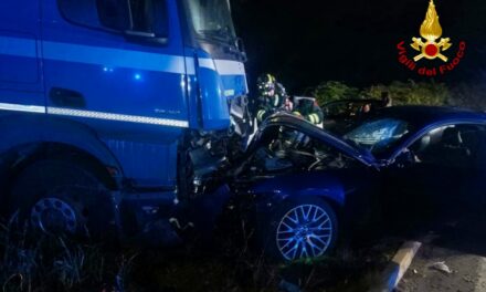 SCHIANTO IN AUTO CONTRO CAMION IN SOSTA