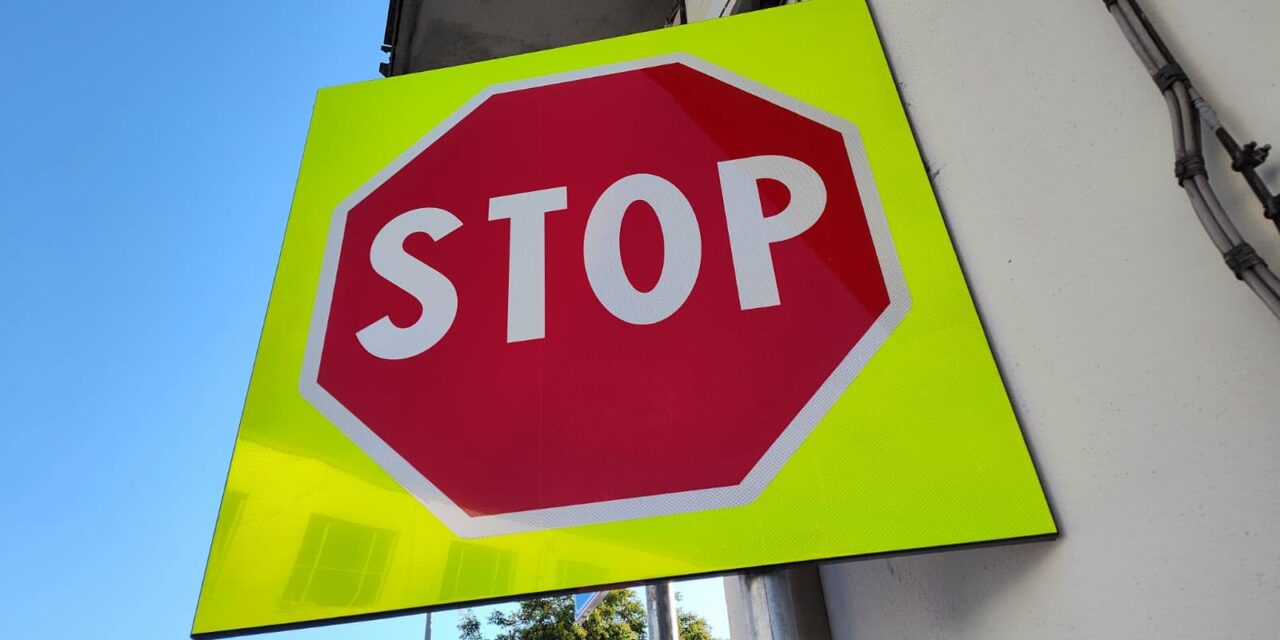 A REGGIO NUOVI CARTELLI STRADALI FLUORESCENTI