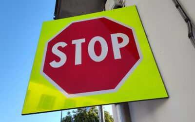 A REGGIO NUOVI CARTELLI STRADALI FLUORESCENTI