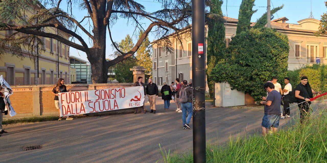 LA MANIFESTAZIONE DI IERI DAVANTI AL CENTRO LORIS MALAGUZZI PER DIRE NO ALLA VISITA DI INSEGNANTI DI SCUOLE EBRAICHE A REGGIO