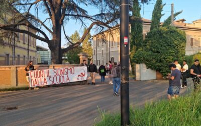 LA MANIFESTAZIONE DI IERI DAVANTI AL CENTRO LORIS MALAGUZZI PER DIRE NO ALLA VISITA DI INSEGNANTI DI SCUOLE EBRAICHE A REGGIO