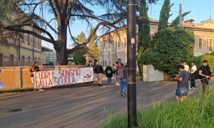 LA MANIFESTAZIONE DI IERI DAVANTI AL CENTRO LORIS MALAGUZZI PER DIRE NO ALLA VISITA DI INSEGNANTI DI SCUOLE EBRAICHE A REGGIO