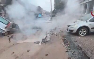 VORAGINE IN VIA GALILEO GALILEI A REGGIO, AUTO SPROFONDA PARZIALMENTE