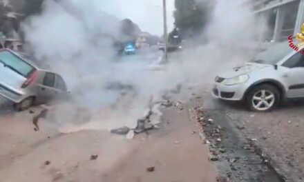 VORAGINE IN VIA GALILEO GALILEI A REGGIO, AUTO SPROFONDA PARZIALMENTE