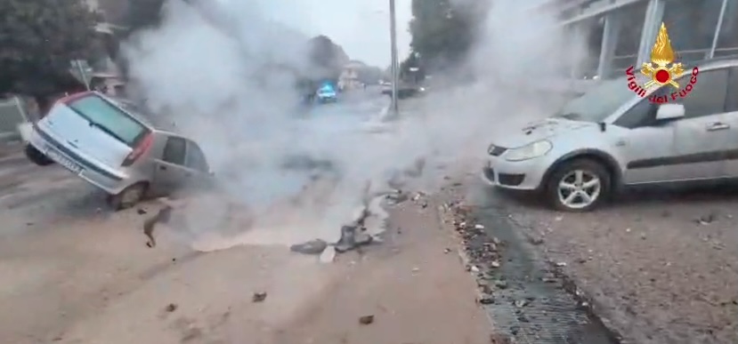 VORAGINE IN VIA GALILEO GALILEI A REGGIO, AUTO SPROFONDA PARZIALMENTE