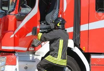 INCENDIO IN VIA DELL’ABBADESSA IN CENTRO A REGGIO, ABITANTI EVACUATI