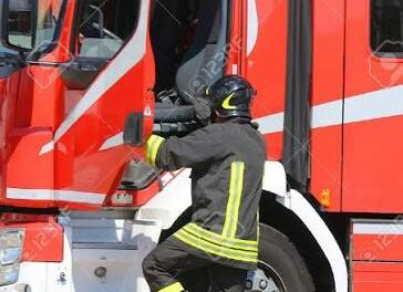 INCENDIO IN VIA DELL’ABBADESSA IN CENTRO A REGGIO, ABITANTI EVACUATI