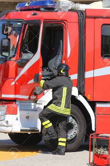 INCENDIO IN VIA DELL’ABBADESSA IN CENTRO A REGGIO, ABITANTI EVACUATI