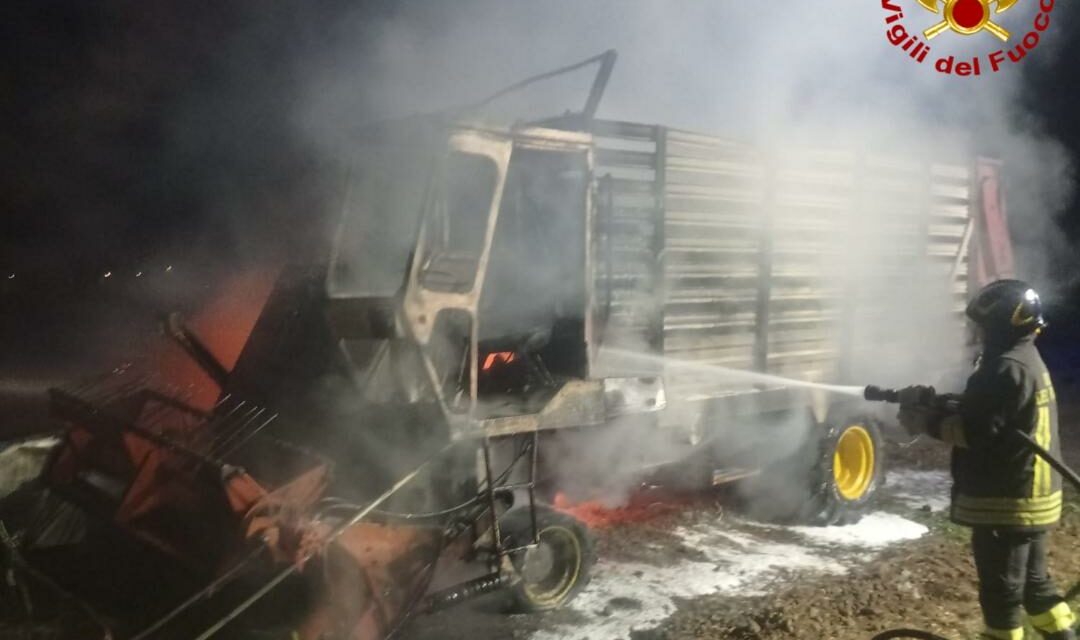 MONTECCHIO, MEZZO AGRICOLO IN FIAMME NELLA NOTTE