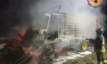 MONTECCHIO, MEZZO AGRICOLO IN FIAMME NELLA NOTTE